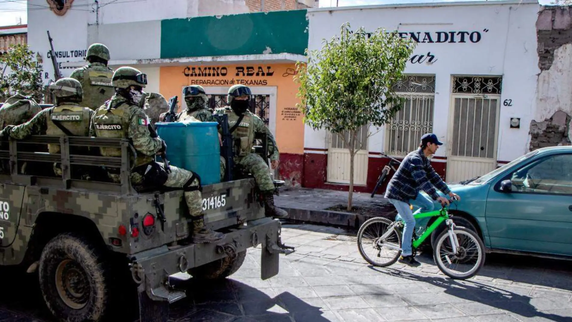 Militares afuera del Bar El Venadito, en Jerez, Zacatecas